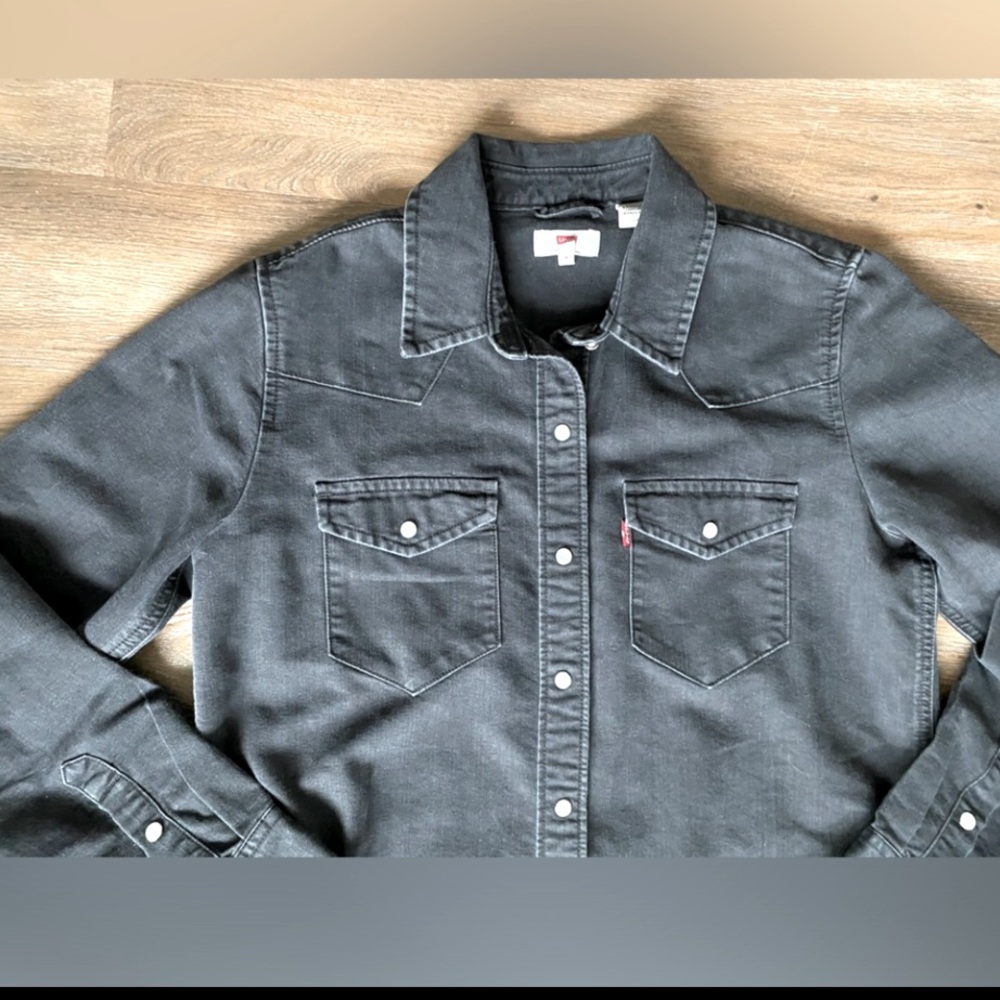 Levi’s denim snap front shirt dress, size small, black. Has pockets!